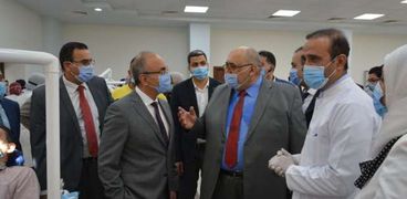 رئيس جامعة الزقازيق يفتتح العيادة الخارجية بكلية طب وجراحة الفم