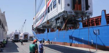 وزير النقل تعلن وصول 13 عربة قطارات جديدة إلى ميناء الإسكندرية