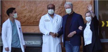 الرئيس الأمريكي الأسبق بيل كلينتون أثناء خروجه من المستشفى