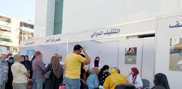 إقبال من المواطنين فى بورسعيد على مستشفى الزهور المركزى لإجراء الكشف الطبى