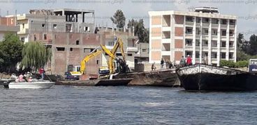حملة مكبرة لإزالة الأقفاص السمكية بنهر النيل فى البحيرة