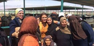 الوزيرة تلتقت الصور مع سيدات سيناء