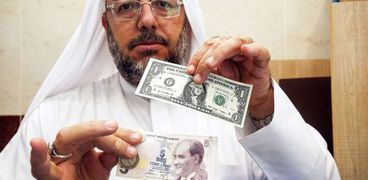 كويتى يستبدل الدولار الأمريكى بخمسة ليرات تركية فى سوق العملات فى الكويت