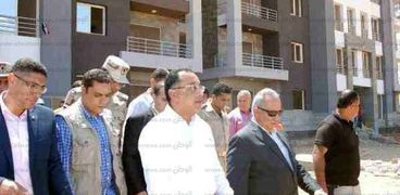 وزير الإسكان اثناء تفقده لمشروع دار مصر
