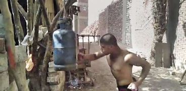 «محمود» في أحد تدريباته باستخدام أسطوانة الغاز