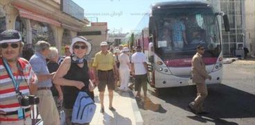 بالصور| محافظ جنوب سيناء يتفقد فنادق شرم الشيخ ويلتقي السائحين