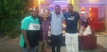محمد الشربيني مع أصحاب الحقيبة