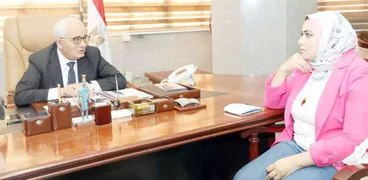 وزير التعليم خلال حديثه مع محررة «الوطن»