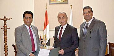 أيمن عبدالمجيد مع رئيس جامعة الزقازيق