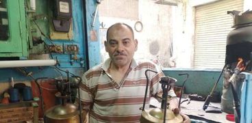 «عم أحمد» يعمل في تصليح بوابير الجاز