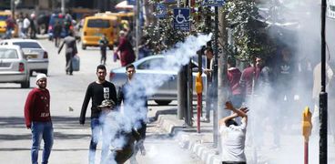 قوات الاحتلال تحاول تفرقة متظاهرين فلسطينيين فى «يوم الأرض» «أ. ف. ب»