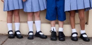 مدرسة تمنع الطلاب والمعلمين من ارتداء الأحذية