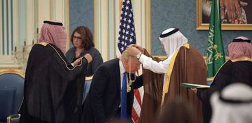 عاجل| الملك سلمان يمنح ترامب وسام الملك عبد العزيز