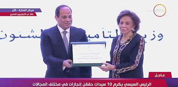 السيسي يكرم السفيرة ميرفت التلاوي