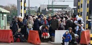 لاجئون من أوكرانيا يدخلون بولندا