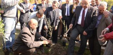 رئيس جامعة أسيوط  يغرس شجرة مثمرة بالجامعة
