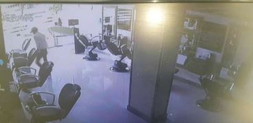 بالفيديو| «عزت» سرق 15 ألف جنيه من محل حلاقة بالمعادي.. وسقط ميتًا في الحال