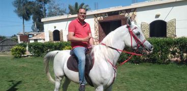 محرر الوطن مع الخيول العربية