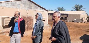 حنان مجدي نائب محافظ الوادي الجديد تتفقد عنابر الفراخ مع بعض المستثمرين