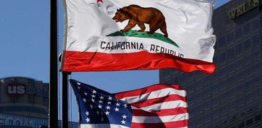 علم كاليفورنيا وعلم الولايات المتحدة