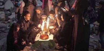 احتفال أسرة فلسطينية بعيد ميلاد طفلها