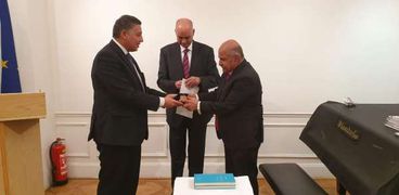 تكريم السفير المصري بالنمسا لحسام القباني رئيس جمعية الأورمان