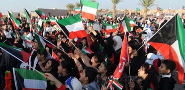 مواطنون كويتيون يحتفلون بأعياد الكويت الوطنية