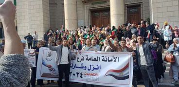 مسيرة حاشدة بجامعة القاهرة للحث على المشاركة في الانتخابات الرئاسية (صور)