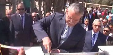 محافظ المنيا يضع حجر اساس مشروع شارع مصر