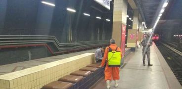 إستمرار أعمال التعقيم والتطهير بمحطات مترو الأنفاق لمواجهة كورونا