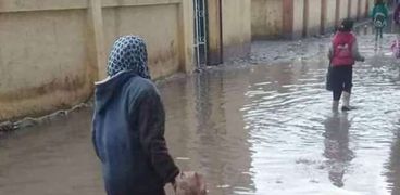 الشوارع والمدارس بالكفر اشلرقى تغرق فى مياه الصرف الصحى