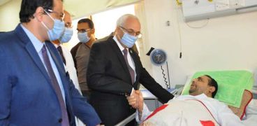 الدكتور رضا حجازي، نائب وزير التعليم، يزور معلم سمنود بالمستشفى