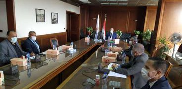 وزير الري يجتمع مع محافظ الجيزة لاستعراض خطط الوزارة