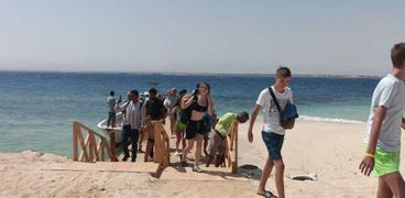 السياح على جزيرة مجاويش