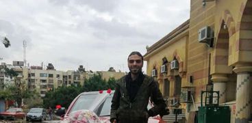 محمد يتطوع بسيارته لتوصيل الناس وزفاف العرائس
