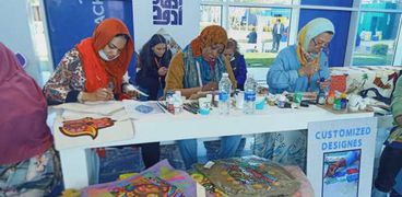 عدد من السودانيات يمارسن هواية الرسم على القماش