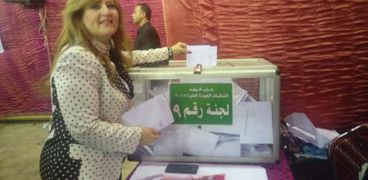 حياة عبدون تدلي بصوتها في انتخابات"الوفد"