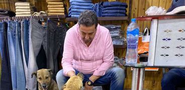 محمد يستضيف القطط والكلاب داخل محله