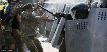 بالصور| إصابة 50 من الحرس الوطني الأوكراني في اشتباكات أمام البرلمان