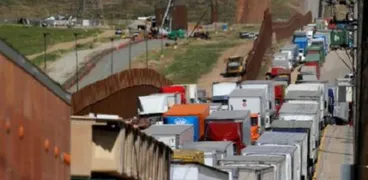 الشاحنات على الحدود بين تكساس والمكسيك - أرشيفية