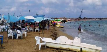 هدوء الأمواج على شواطئ الإسكندرية الآمنة