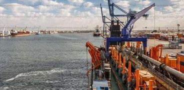 لأول مرة فى تاريخها الكراكة الهولندية VOLVOX ASIA تبدأ أعمال تكريك أرصفة ميناء دمياط