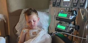 طفل أمريكي يعاني من مرض ديفيدسون