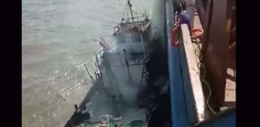 لحظة انفجار محرك قارب وغرقه