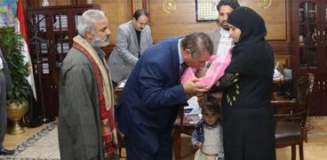 محافظ كفر الشيخ يقبل طفل الشهيد