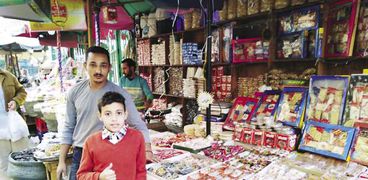 «ياسين» يبيع الحلوى فى «الحسين» بـ30 جنيهاً