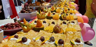 مائدة جولاش بالفاكهة بطول ٣٥ متر في مهرجان الفواكه لتنشيط السياحة بالغردقة