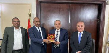 وزير التموين والتجارة الداخلية مع الوفد السوداني