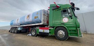 دخول شاحنة وقود إلى غزة عبر معبر رفح.. أرشيفية