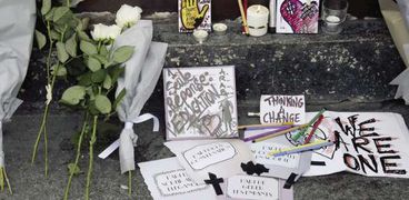 الفرنسيون يعبرون عن حزنهم على الضحايا بالورود والهدايا التذكارية «أ.ف.ب»